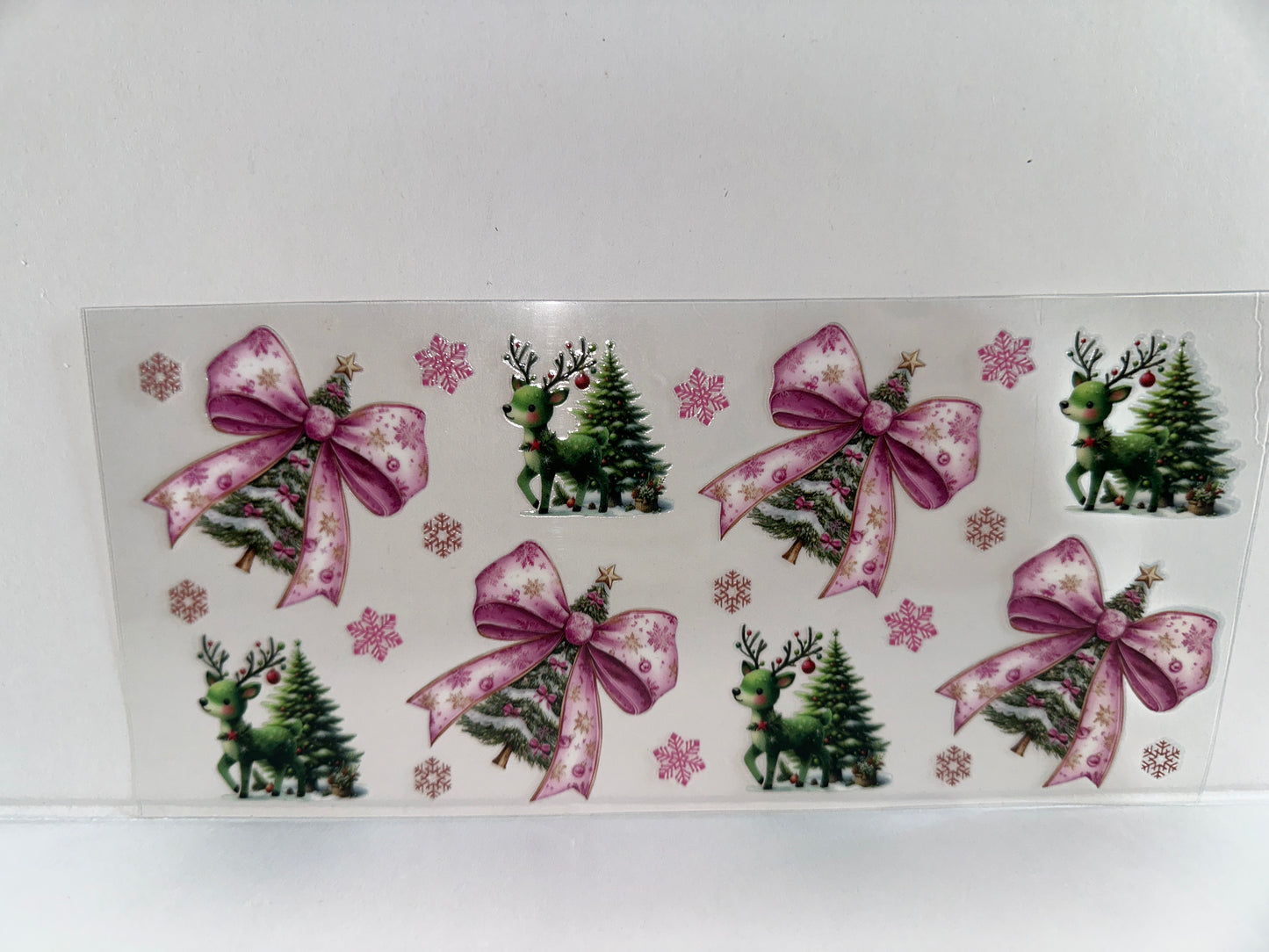 G1082 Christmas with Christmas tree and reindeer and pink bows