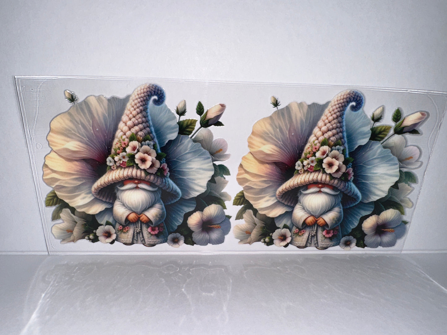 H2084 Gnome with flowers