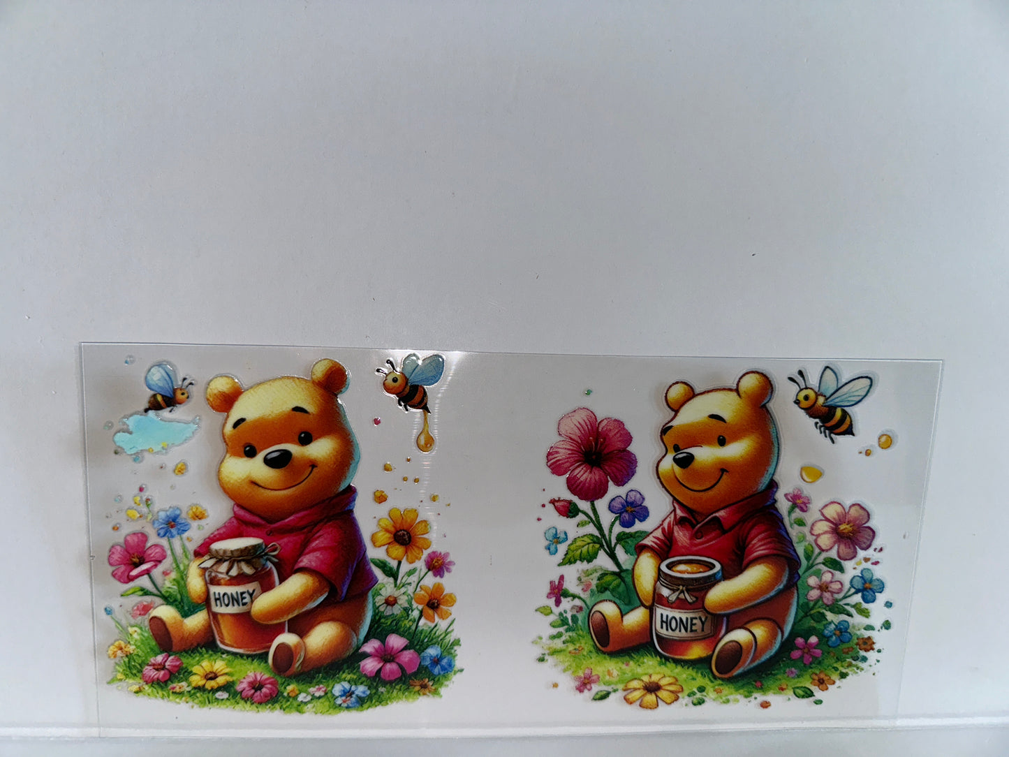 G1237 Winnie the Pooh with flowers and bees