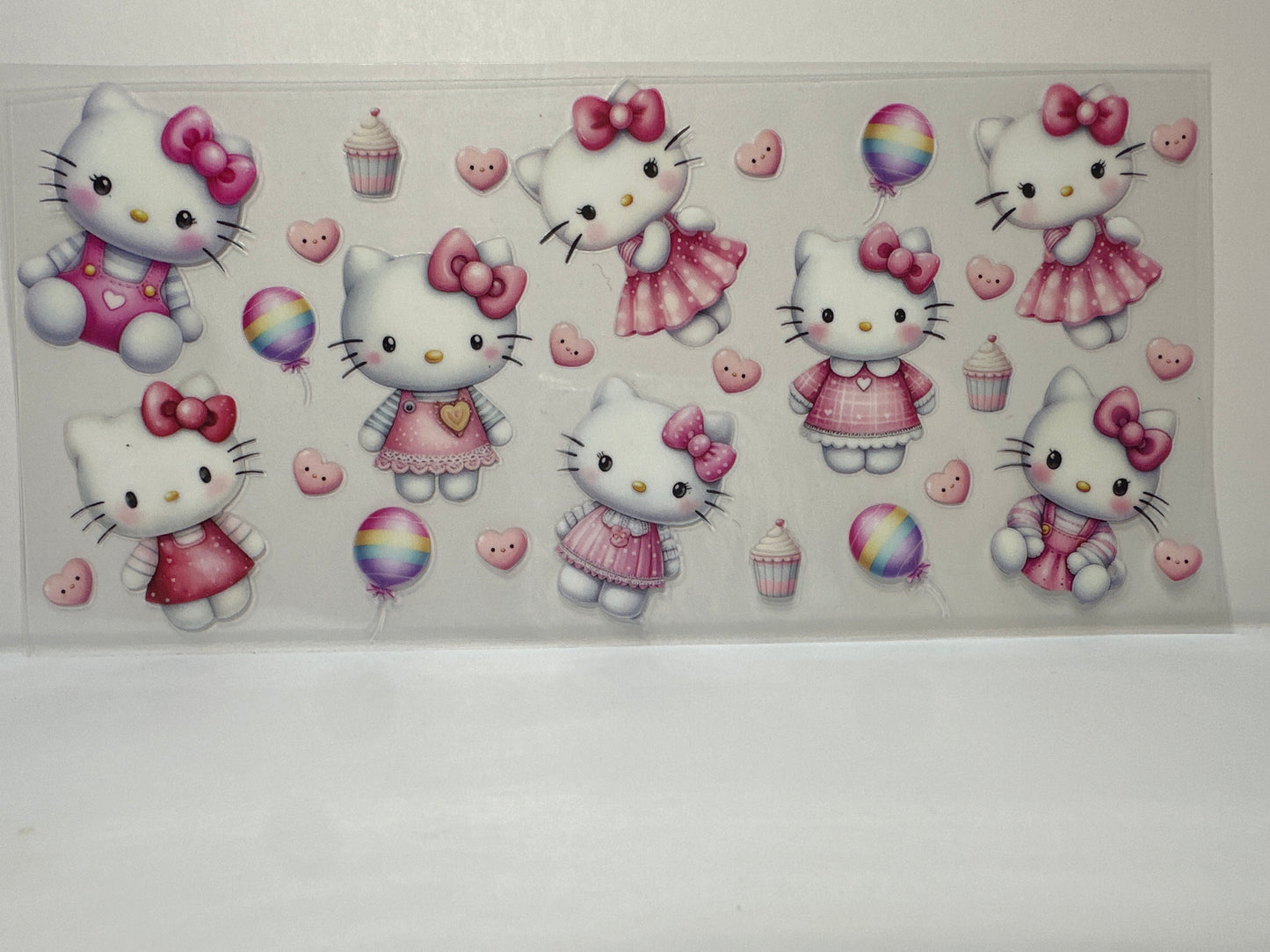 F148 Hello Kitty with cupcakes and hearts