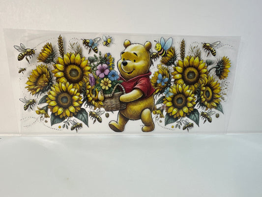 G43 Winnie the Pooh with flowers and bees