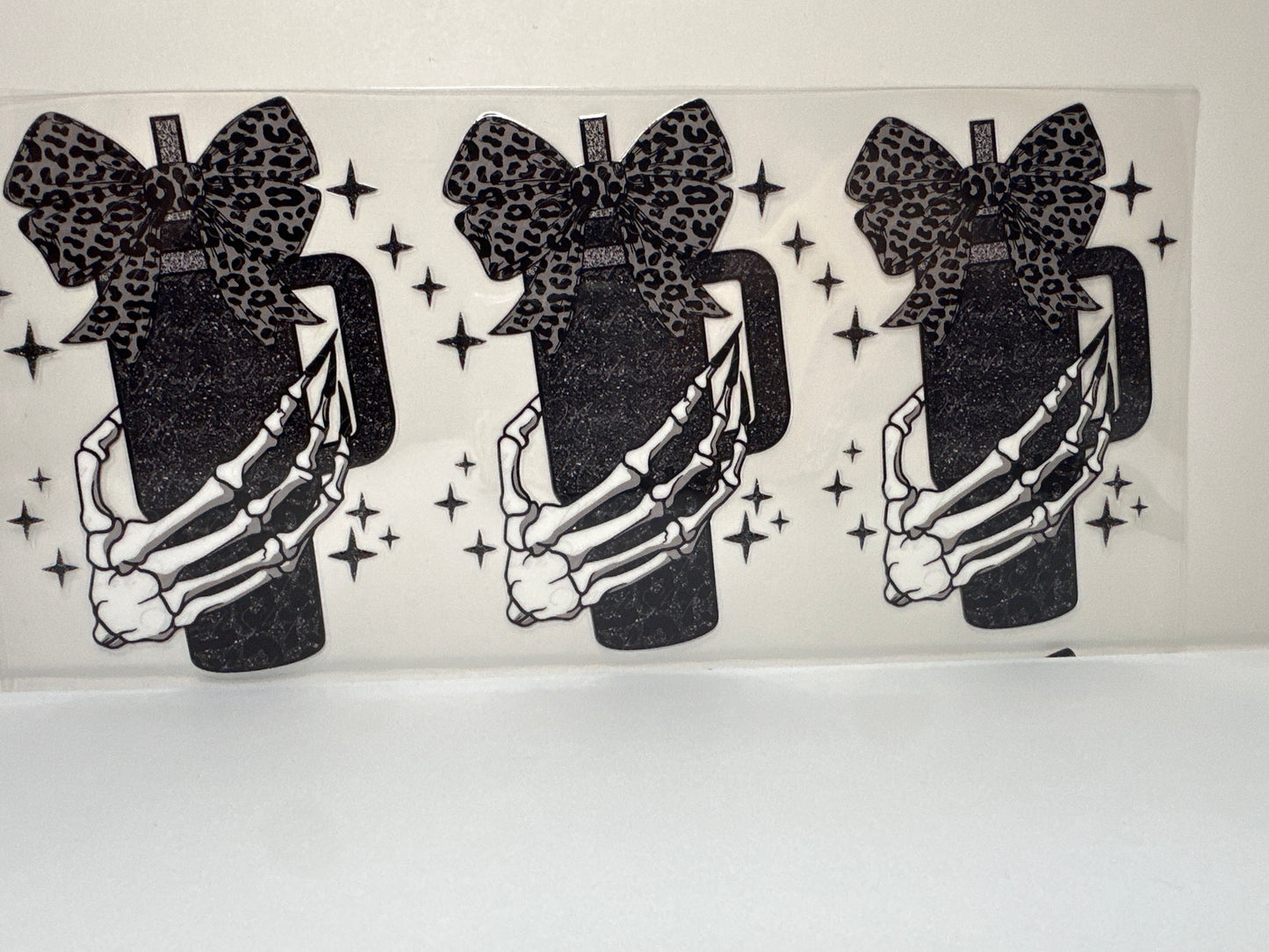 F371 Skull hands with Tumbler