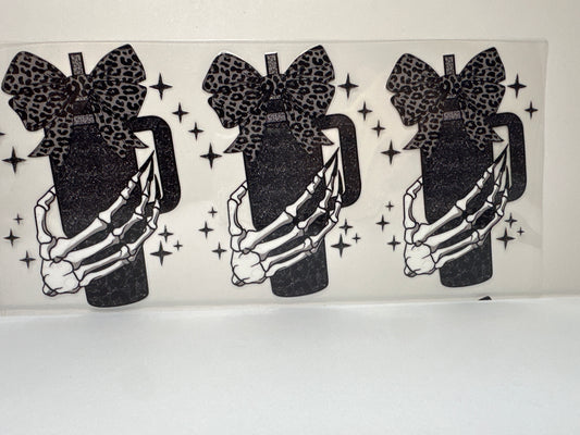 F371 Skull hands with Tumbler